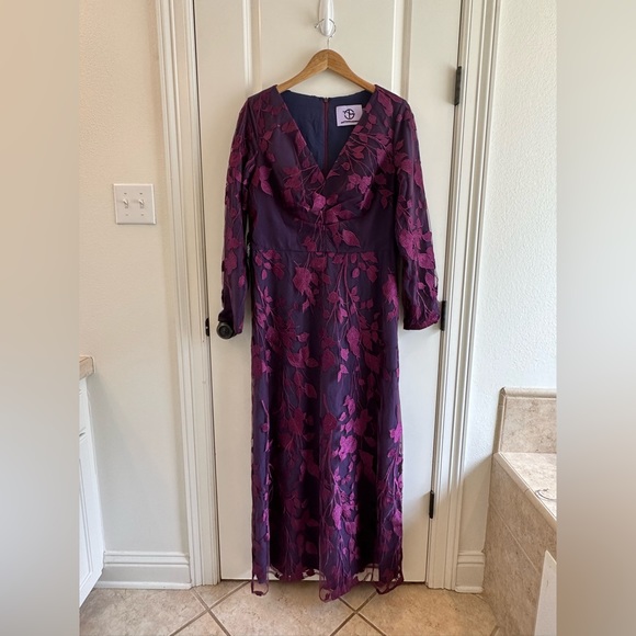 JS Collections Mother Of The Dress Formal Gown V Neck A Line Embroidered Size 14 - Picture 2 of 16